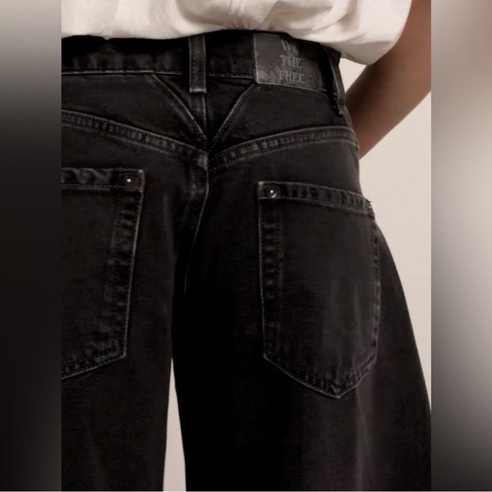 99-We The Free Olsen Cuffed Crop
Barrel Jeans - Picture 2 of 6